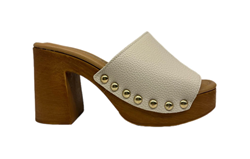 Sandalo con tacco in PELLE MARTELLATA BIANCA e borchie oro